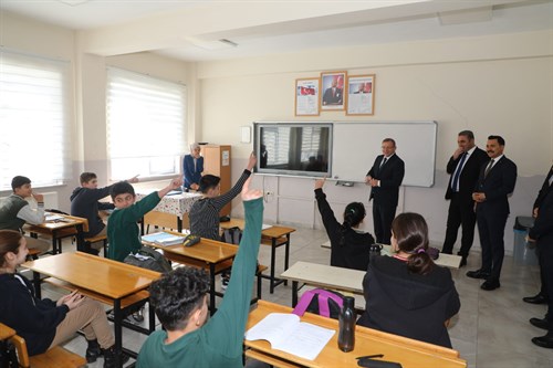 Valimiz Sayın Ziya POLAT, sınıfları ziyaret ederek sevgili öğrencilerimiz ile bir araya geldi. Derslerinde başarılar diledi.